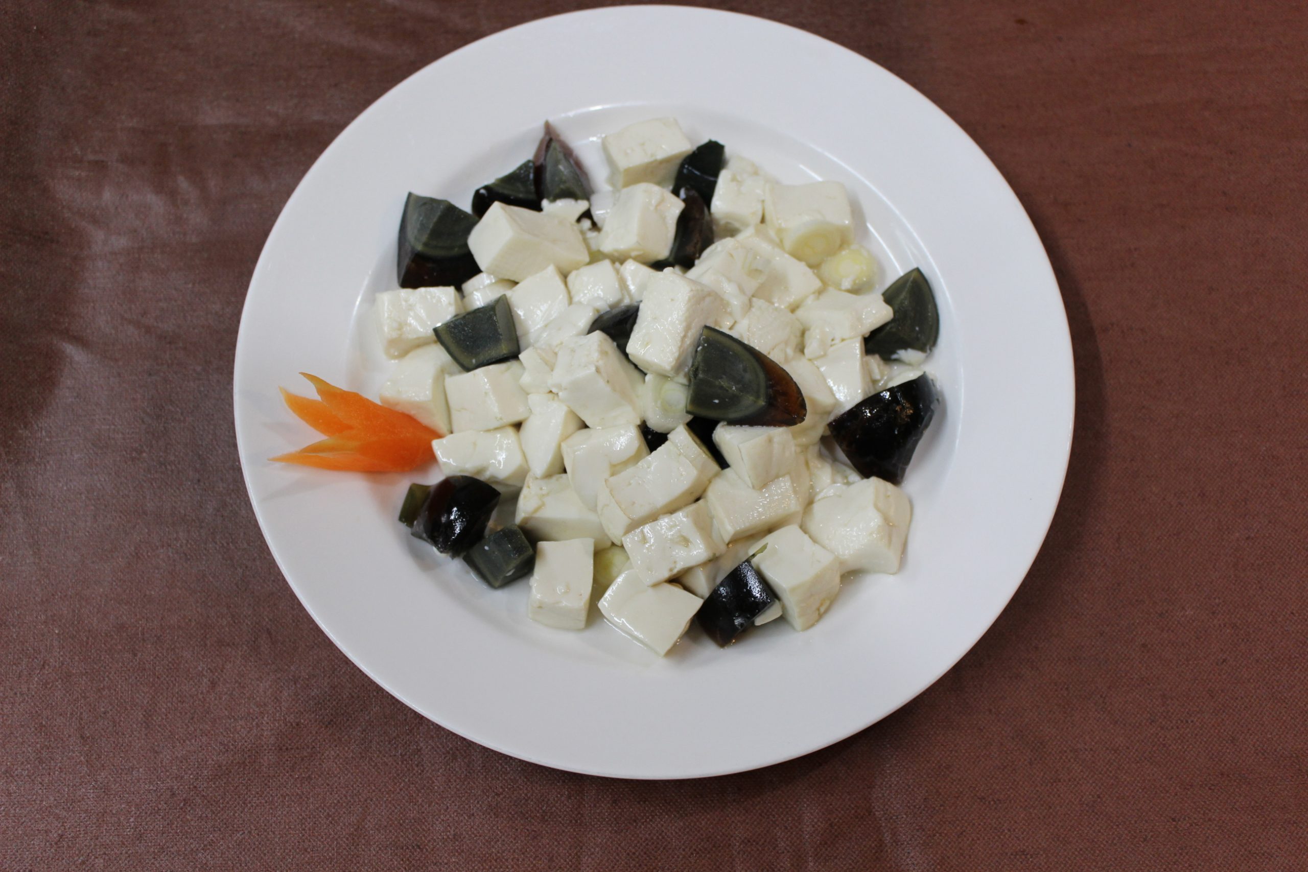 皮蛋拌豆腐 ピータンと豆腐の和え物 札幌市中央区 本場の薬膳火鍋が味わえる中華料理店 季香園 きこうえん