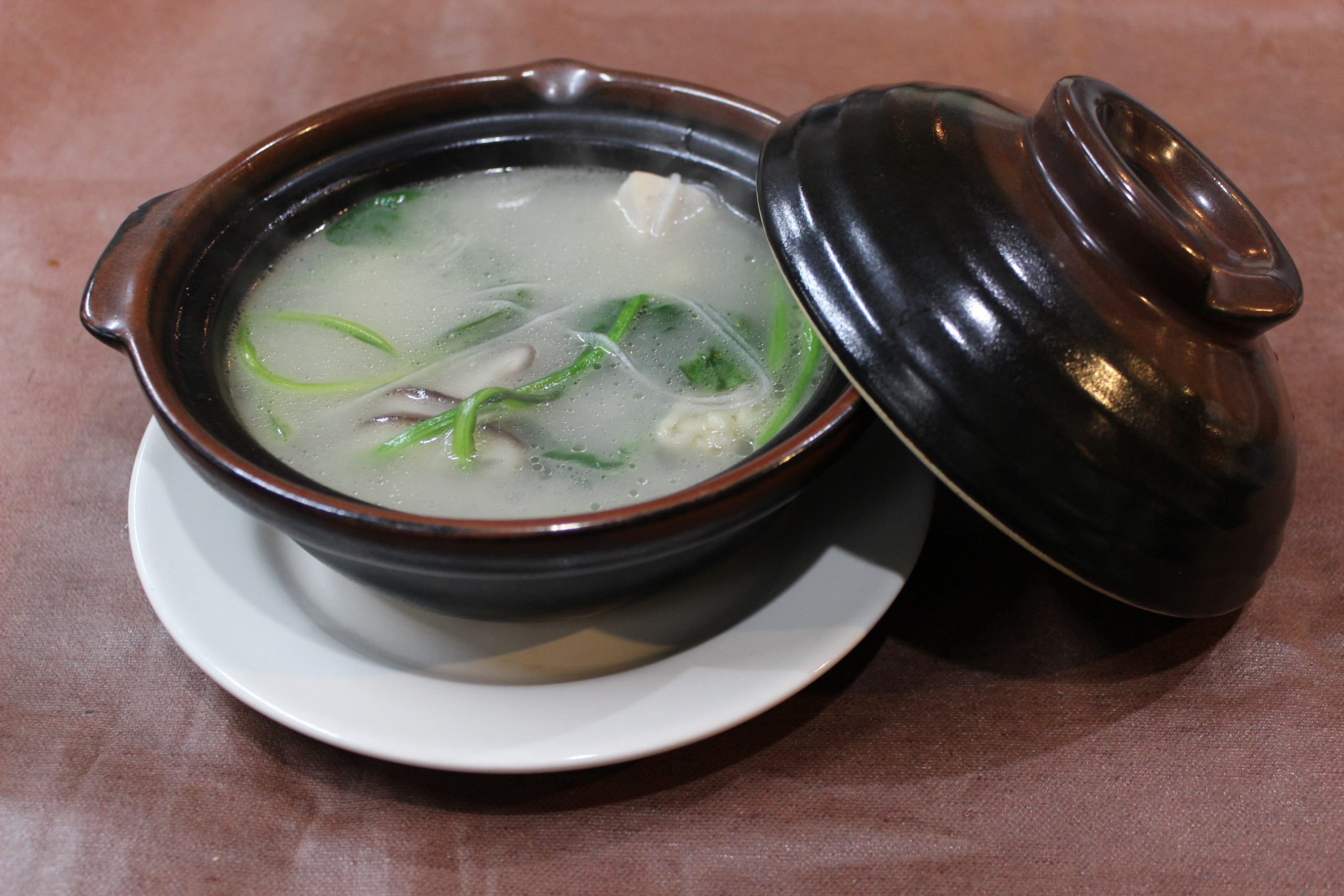 【鶏肉砂鍋】鶏肉とシイタケと春雨の土鍋スープ